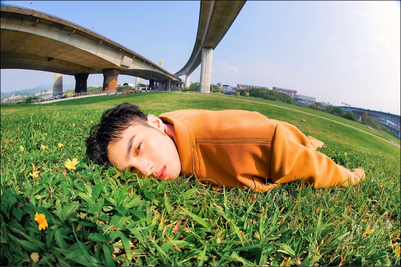 黄伟晋累瘫草地上 惨遭虫虫大军袭击